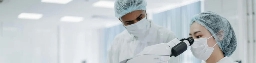 Due persone che lavorano in ambito farmaceutico