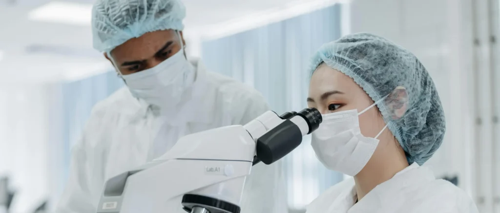 Due persone che lavorano in ambito farmaceutico