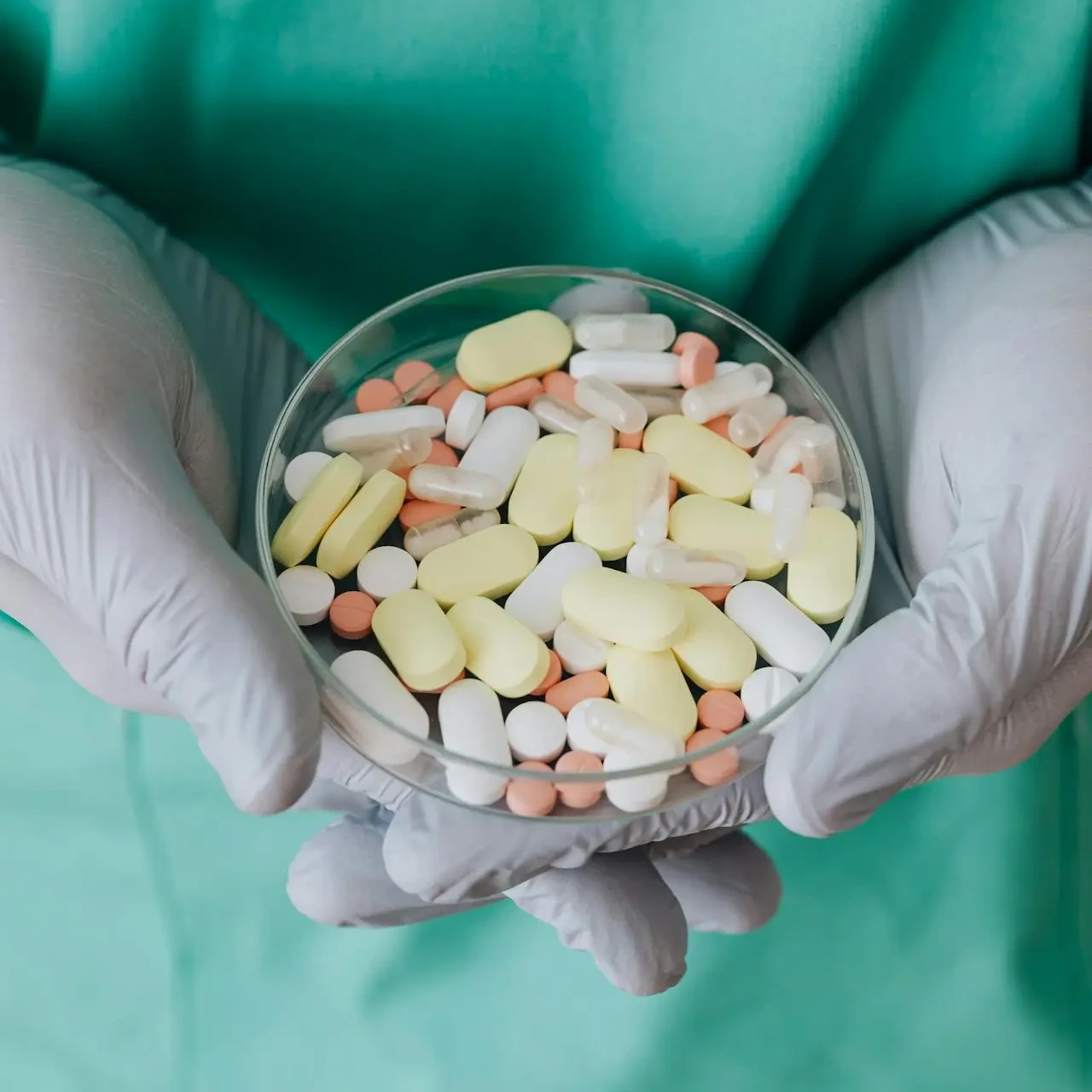 Immagine di farmaci dentro una ciotola.